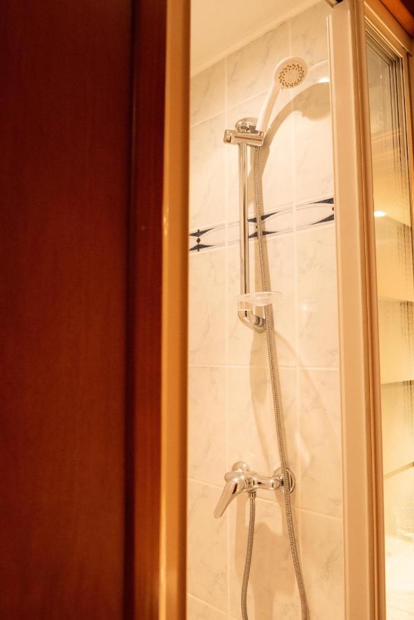 Hotel Jolly Roger Dunkirk Bagian luar foto